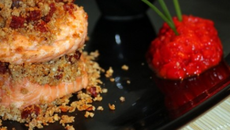 Millefeuilles de saumon en cumble de chorizo, quenelle de poivron grillé et nuage coco-citronnelle