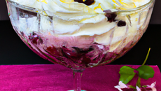 Dessert chocolat blanc et chantilly et sa gelée de cassis