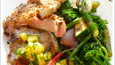 Côtes d'agneau panées au sésame, Légumes croquants et Salsa de mangue