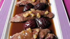 Magritons de canard aux pommes et aux pruneaux, sauce Jurançon