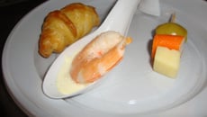 Mini croissants au saumon, crevettes et crème au curry