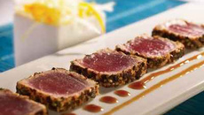 Tataki de thon rouge au sésame et thé vert à la menthe