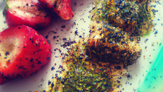 Fraises flambées aux poivres verts