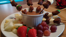 Crème anglaise chocolat spéculoos et brochettes de fruits