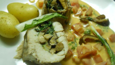 Aile de raie farcie au choux chinois et aux shiitakes, sauce crémeuse au cerfeuil et aux tomates