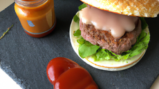 Hamburger de Blonde d'Aquitaine, ossau-iraty et ketchup