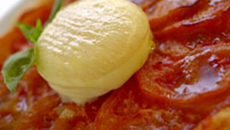 Fine tarte aux tomates, basilic et Cabécou du Périgord