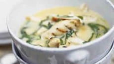 Nage de poulet au gingembre et au lait de coco
