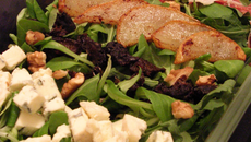 Salade de poires poêlées, fourme d'Ambert, pruneaux et pata negra