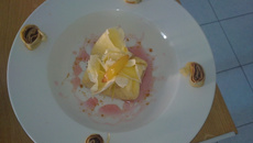 Aumônière de pêches caramélisées et coulis de pêche