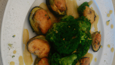 Médaillon de seiches et moules au coulis de brocolis et à l'huile de noix