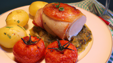 Poulet grillé à la moutarde, tomate farcie aux légumes de saison et gratin de pomme de terre
