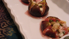 Figues farcies au chèvre, pistaches, basilic et curry