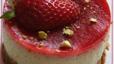 Mousse de rhubarbe sur croquant de spéculoos et sous miroir de fraises