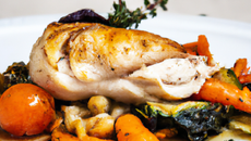 Poulet grillé, légumes d'hiver et sauce aux herbes fraîches