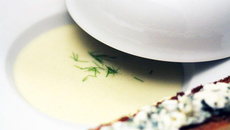 Crème froide de chicons et poire tartinette de Roquefort Papillon