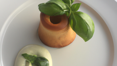 Souffle au tourteau et au poireau, basilic citron, cornet de poireau paille, crème de poireau, petit basilic