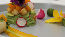 Jardin de légumes et fleurs sur lit de guacamole, vinaigrette vanillée Noix de saint jacques juste poêlée au beurre salé, reduction orange mangue