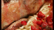 Cailles aux cranberries, chips de pancetta