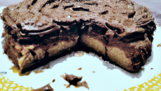 Gâteau au chocolat avec crème liquide et cacao