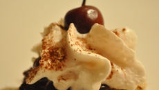 Dacquoise aux noisettes croquantes, ganache chocolat et griottines