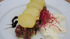 Tartare de bœuf Charolais, pommes de terre confites à l'huile de colza grillé, bavarois à la Fourme de Montbrison