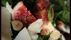 Salade chic de roquette aux figues et copeaux de parmesan