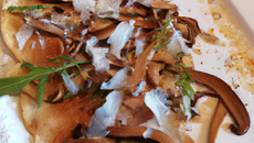 Carpaccio de champignons et parmesan au vinaigre balsamique avec étoiles dorées de pains chauds aromatisés