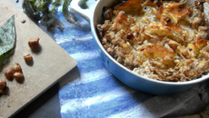Gratin de topinambours sur lit d'orties, crumble noisettes