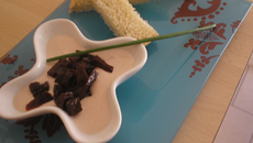 Verrines ou petites coupelles: mousse de thon et tartare de betteraves à la coriandre