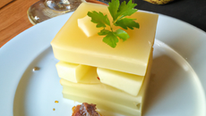 Cantal entre-deux et sa compotée de poires à la gentiane