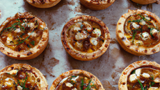 Tartelettes à l'ail et aux pignons de pin