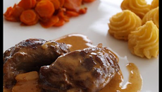 Joue de porc au cidre, crème d'ail et pommes fondantes