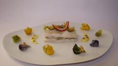 Mille-feuille de raie à l'anchoïade, farandole de choux aux éclats de noisettes, beurre blanc passion