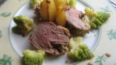 Rôti de gigot d'agneau en croûte de sésame