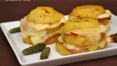 Pommes de terre au fromage à raclette et lard fumé