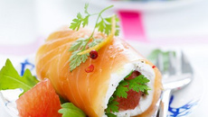 Roulés de saumon marinés aux herbes, farci de chèvre frais et pamplemousse de Floride aux baies roses