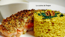 Saumon en croûte de fruits secs nappé de sauce hollandaise