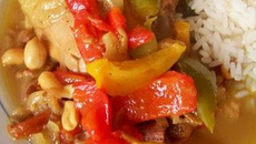 Poulet aux dattes, cacahuétes et tomates séchés