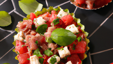 Tartare de thon, concombre, tomate , feta et basilic