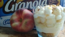Verrine d'été à la pêche et aux biscuits
