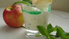 Mousse aux pommes à la menthe fraîche