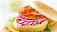 Burger de saumon mariné