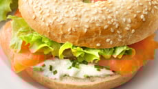 Bagel de saumon fumé et œufs brouillés