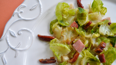 Feuille à feuille de choux de Bruxelles, jambon et noix de pécan
