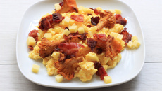 Œufs brouillés aux girolles, bacon et comté
