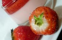 Panna cotta rose et miroir de fraises