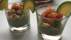 Verrines au guacamole et au saumon