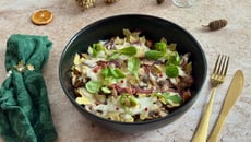 Pâtes de Noël étoilées aux oignons caramélisés, champignons et lardons fumés