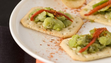 Bouchées de fèves sur lit de crackers